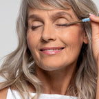 PRIME PROMETICS PrimeEyes Glide Eyeliner for Mature Women – Waterproof, Long-Stay and Mess-Proof – Gel Creme Texture, Discreet Sharpener and Effective Smudger (Golden Metallic)